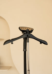 Alternatief voor strijken - grote verticale staande kledingstomer met grote watertank voor veel kledingstukken in kleur zwart