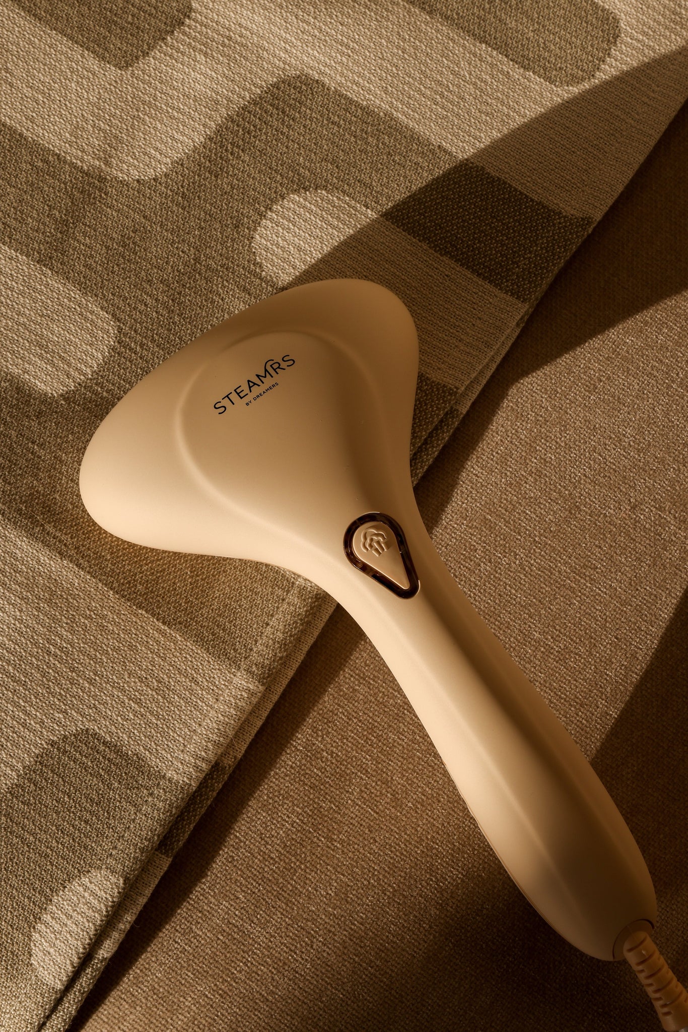 mooie kledingstomer handstomer die er mooi uit ziet beige kleur